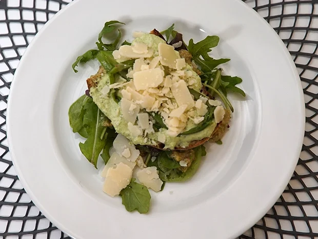 Spargel Ricotta Bruschetta auf Blattsalat an einer Pistazienvinaigrette - Rezept - Bild Nr. 2