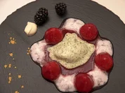 Rezept: Marinierte Beeren mit Thai-Minze Eis und Rhabarberschaum Bild Nr. 2 Marinierte Beeren mit Thai-Minze Eis und Rhabarberschaum - Rezept - Bild Nr. 2