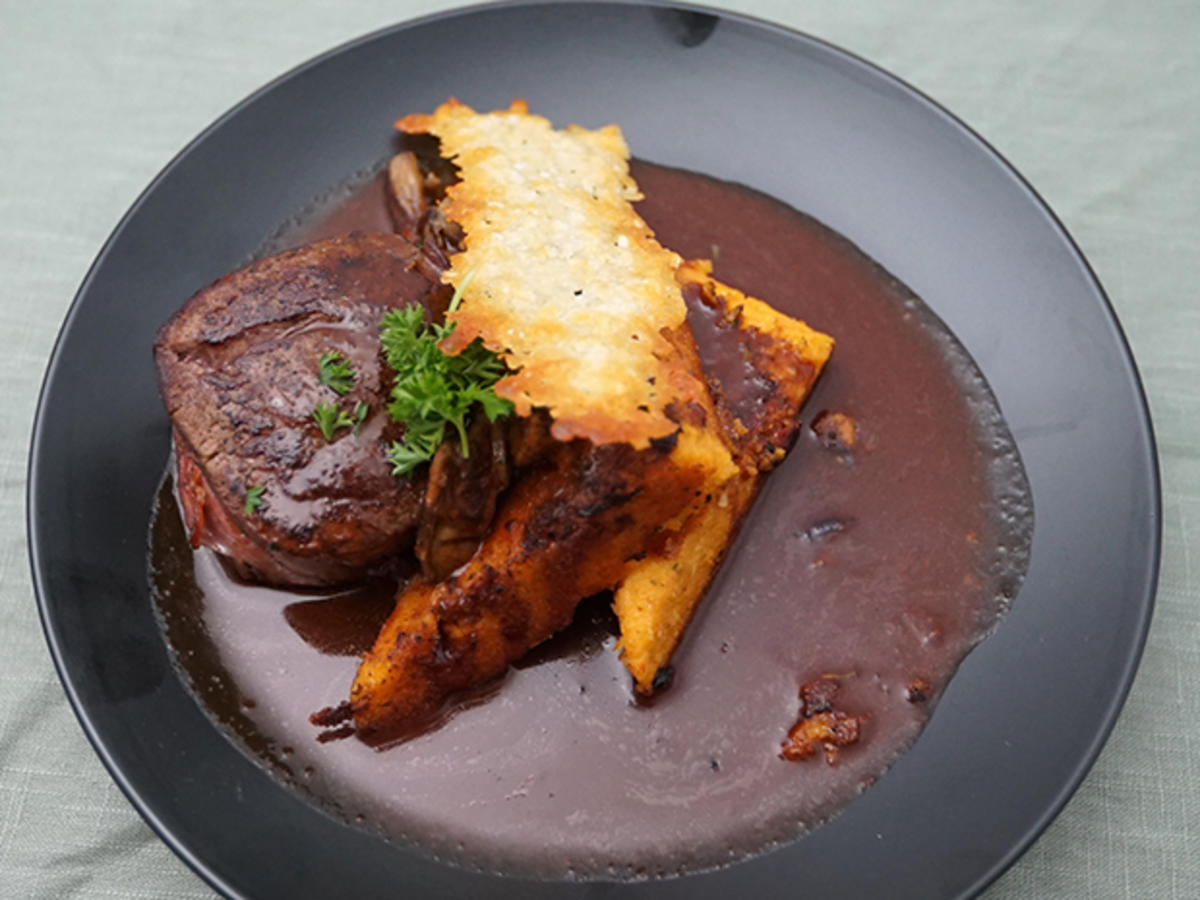 Rinderfilet mit Steinpilzsauce und Tomatenpolenta - Rezept - kochbar.de