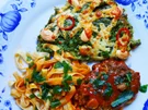 Gemüseauflauf serviert mit Frikadellen und gebratenen Nudeln - Rezept - Bild Nr. 2