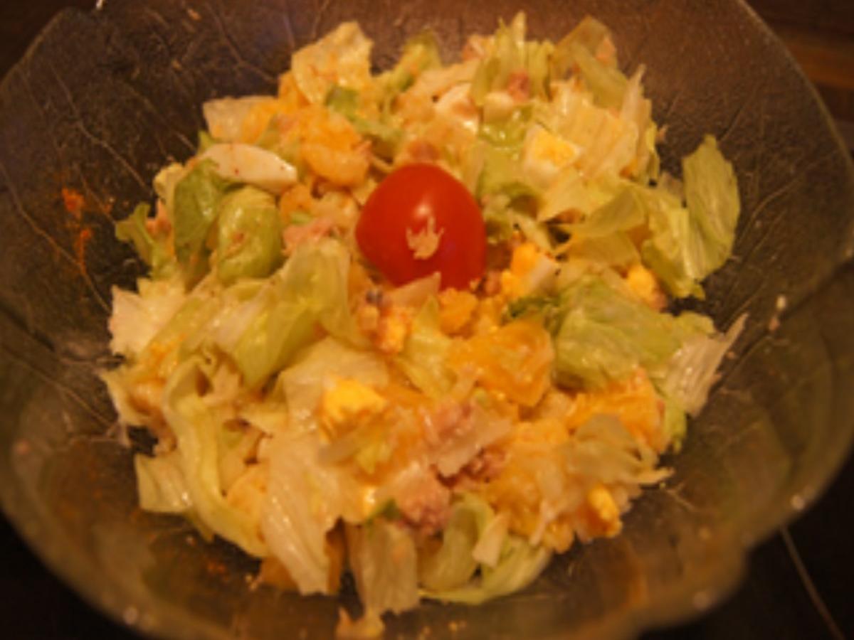 Eisbergsalat mit Thunfischfilet, Orange, Zwiebel und Ei - Rezept ...