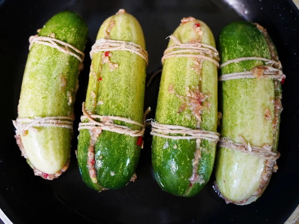 Doppelt gebratene würzig gefüllte Schmorgurken - Rezept - Bild Nr. 15177