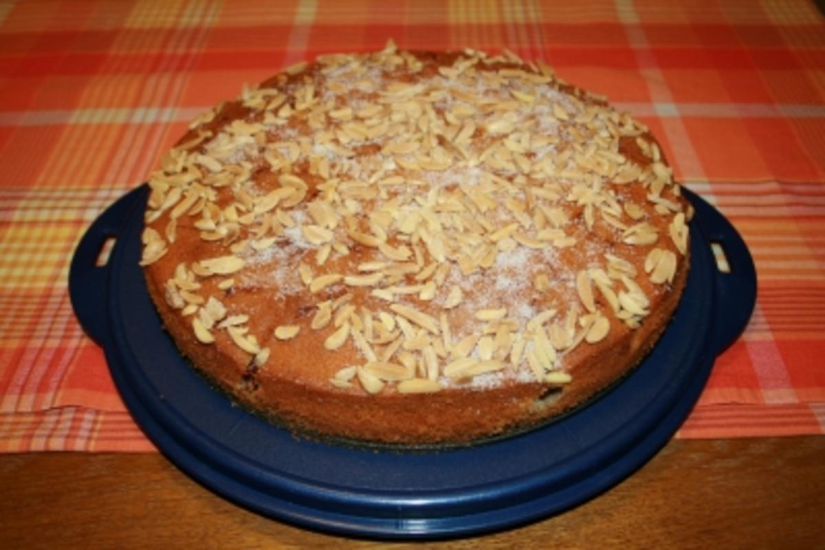 Kirschkuchen mit gehackten Mandeln - Rezept