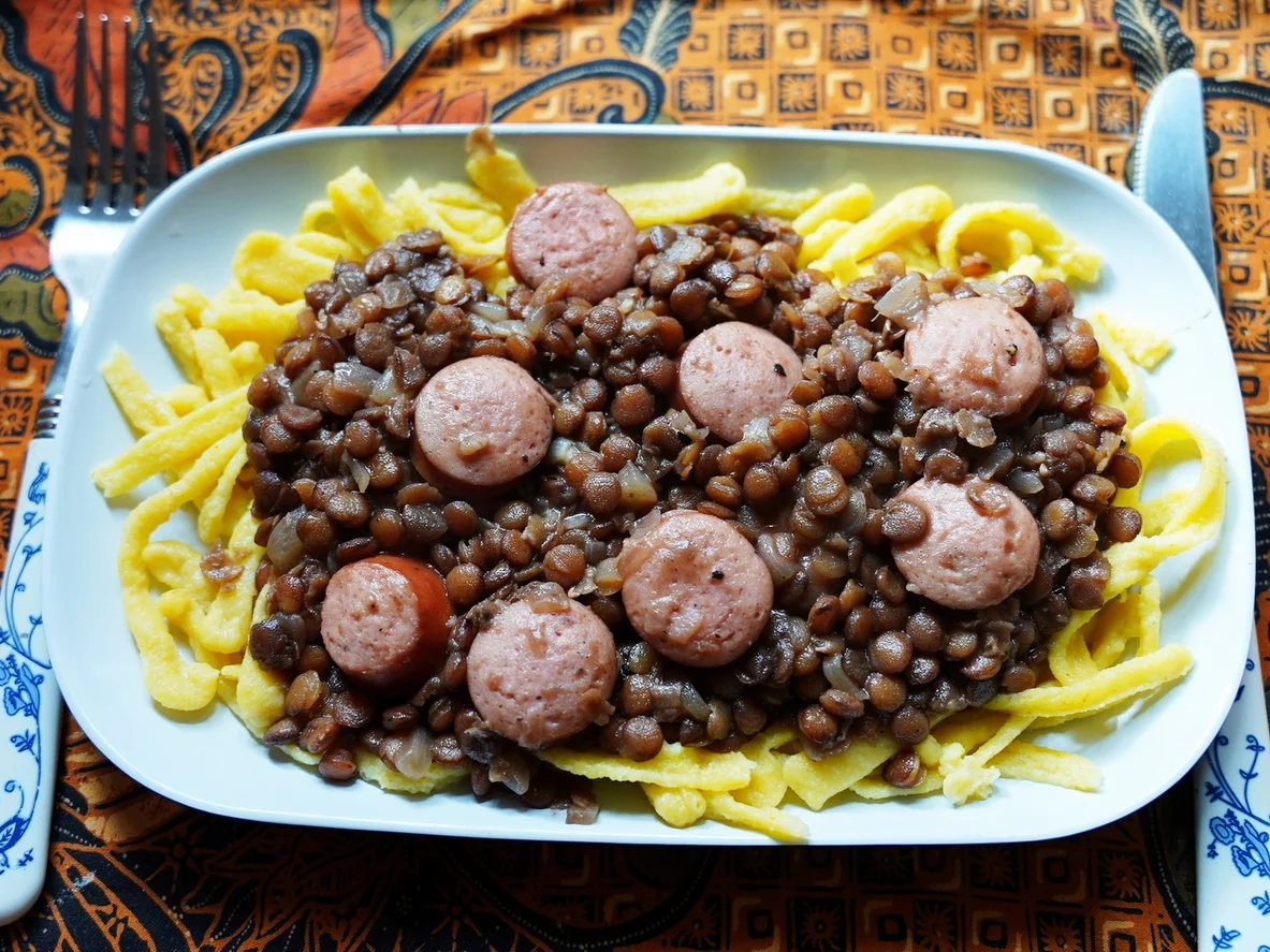 Schwäbische Spätzle mit süß-sauren Linsen und Bockwurst - Rezept - Bild Nr. 2