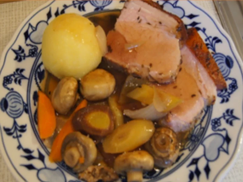 Schweinebraten mit Gemüse und Thüringer Knödel - Rezept - Bild Nr. 2