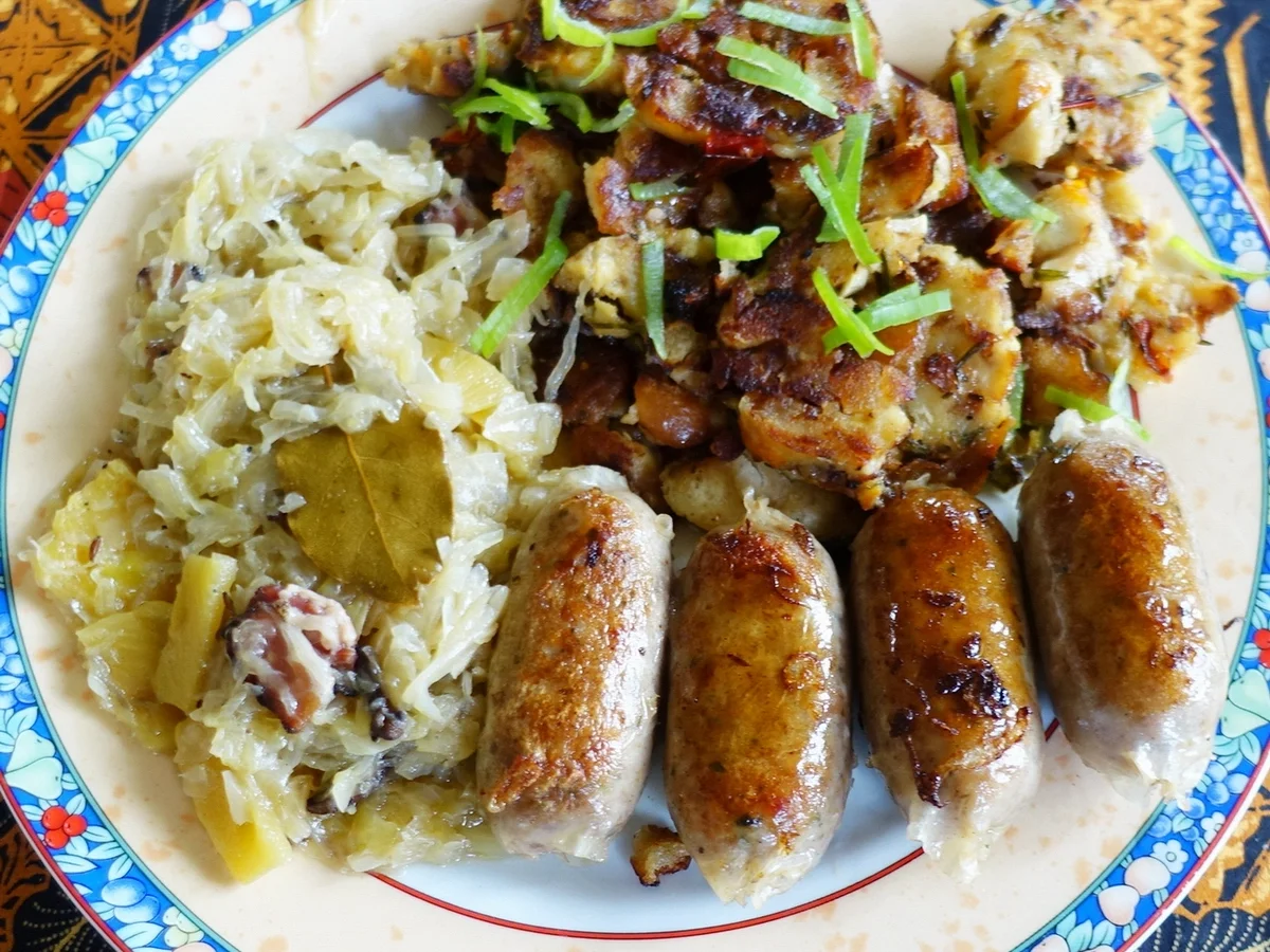 Nürnberger Bratwürste an Ananaskraut mit Brezenknödeln_in Scheiben - Rezept - Bild Nr. 2