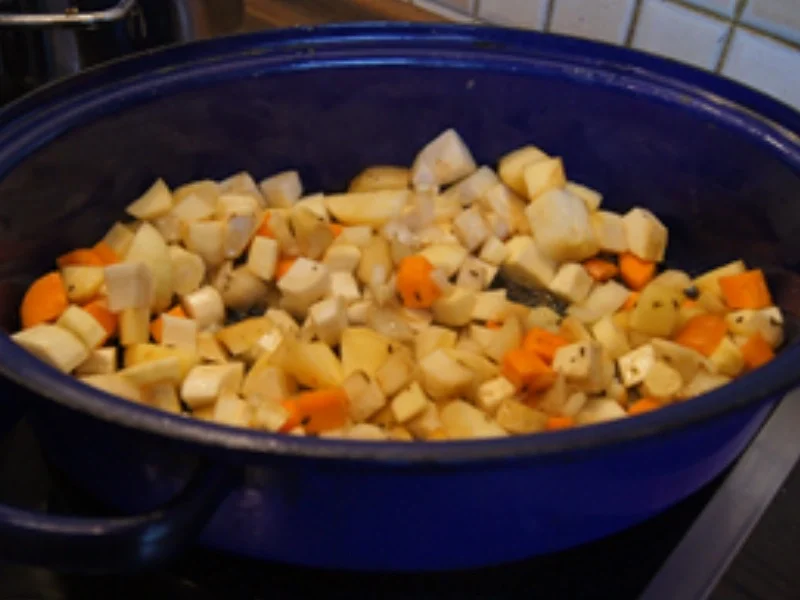 Rezept: Gänsekeule mit Böhmischen Knödeln, Gemüsecreme und Apfelrotkohl Bild Nr. 15240 Gänsekeule mit Böhmischen Knödeln, Gemüsecreme und Apfelrotkohl - Rezept - Bild Nr. 15240