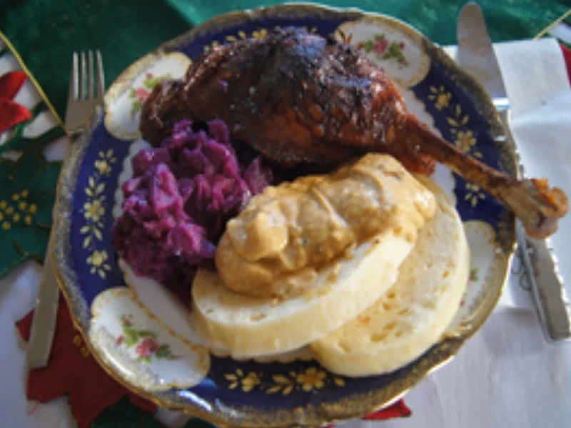 Rezept: Gänsekeule mit Böhmischen Knödeln, Gemüsecreme und Apfelrotkohl Bild Nr. 15249 Gänsekeule mit Böhmischen Knödeln, Gemüsecreme und Apfelrotkohl - Rezept - Bild Nr. 15249