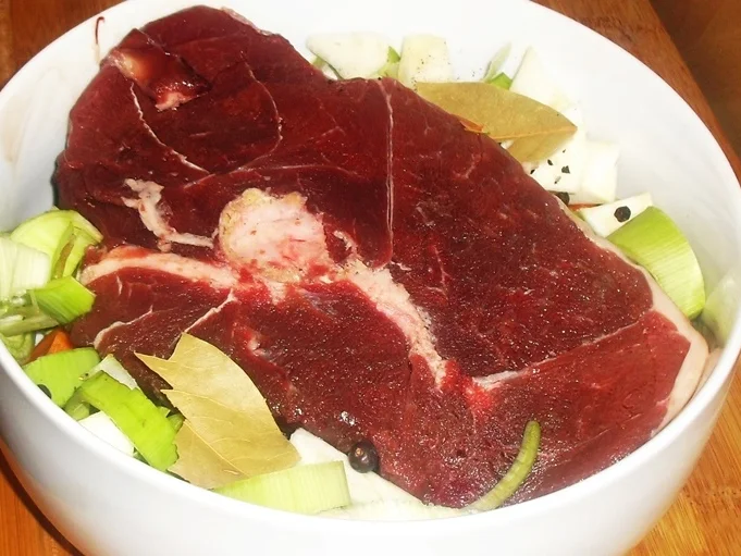 Rezept: Wildschweinbraten ostpreußisch mit Waldpilzen - kulinarische Weltreise Bild Nr. 15242 Wildschweinbraten ostpreußisch mit Waldpilzen - kulinarische Weltreise - Rezept - Bild Nr. 15242