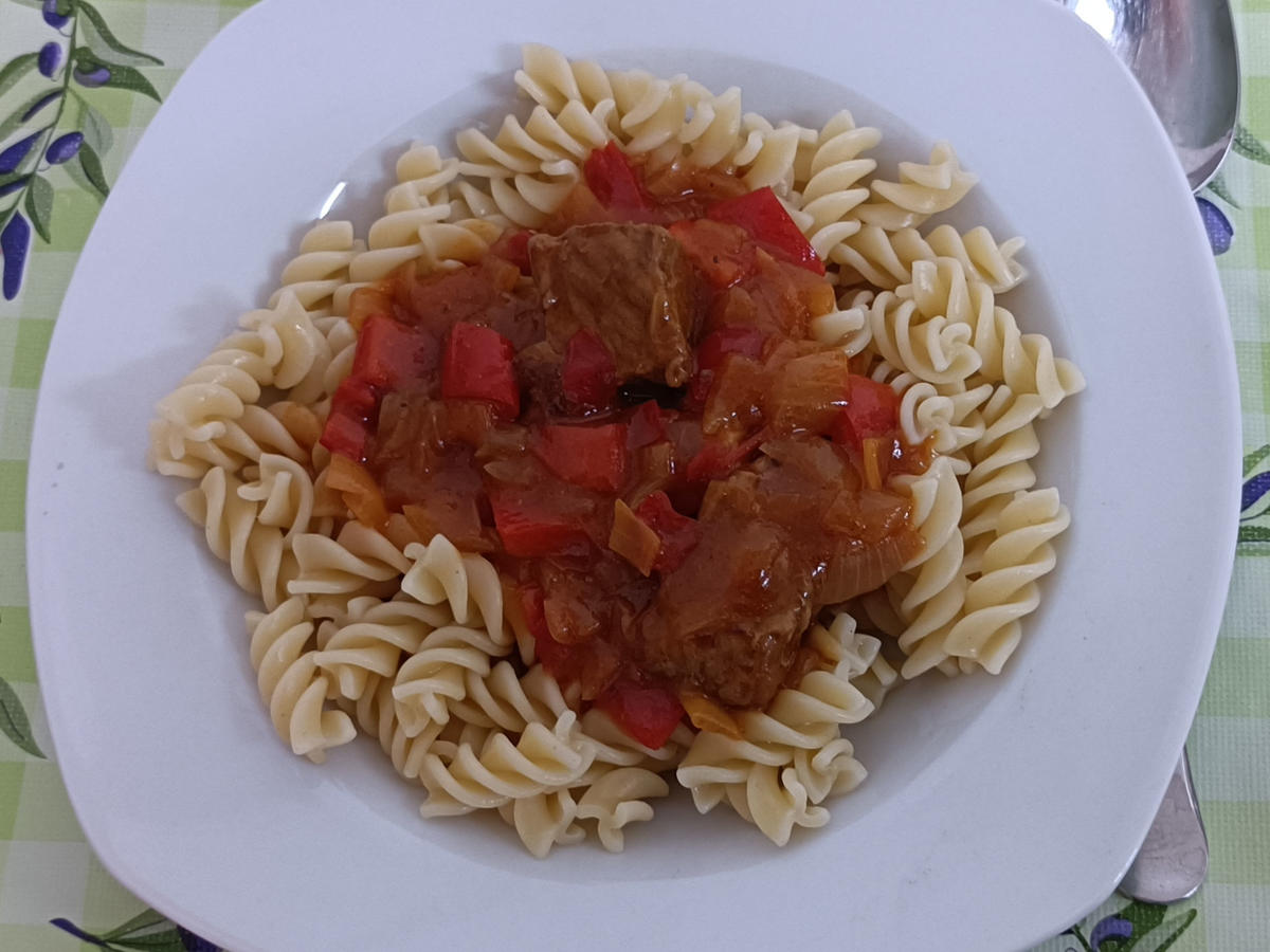 Gulasch mit Paprika - Rezept mit Bild - kochbar.de