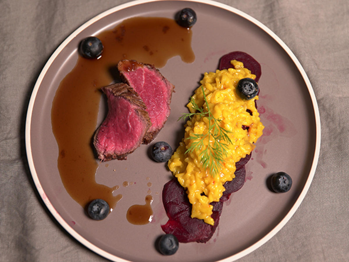 Rinderfilet mit Risotto auf rote Beete Carpaccio und Rotweinjus ...