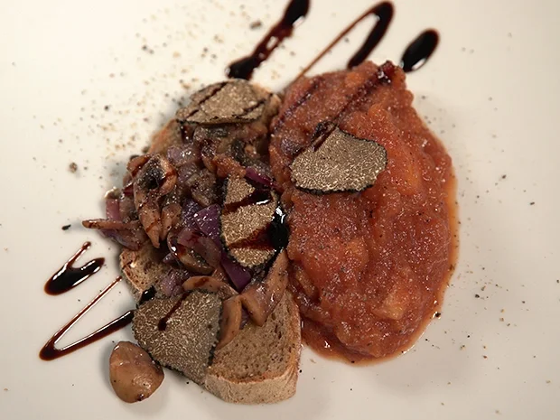 Rezept: Getrüffelte Champignons auf geröstetem Brot mit lauwarmen Apfelkompott Bild Nr. 2 Getrüffelte Champignons auf geröstetem Brot mit lauwarmen Apfelkompott - Rezept - Bild Nr. 2