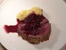 Hirsch mit Mandel-Marzipan-Kruste, Kartoffelpüree und Sauerkirschsoße - Rezept - Bild Nr. 2