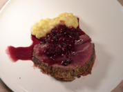 Hirsch mit Mandel-Marzipan-Kruste, Kartoffelpüree und Sauerkirschsoße - Rezept - Bild Nr. 2