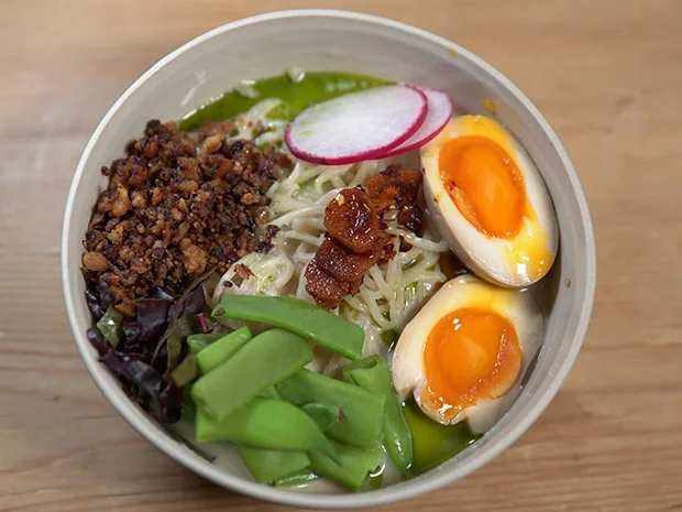 Tantanmen-Ramen mit kooperativem Gemüse, Tamago, Tofu-Crumble und Crispy-Chili-Oil - Rezept - Bild Nr. 15253