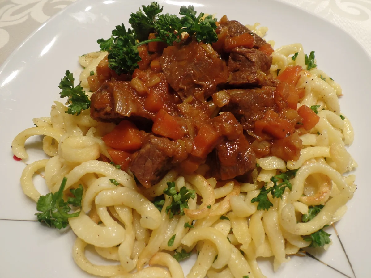 Rezept: Glühweingulasch mit Petersilienspätzle Bild Nr. 15258 Glühweingulasch mit Petersilienspätzle - Rezept - Bild Nr. 15258