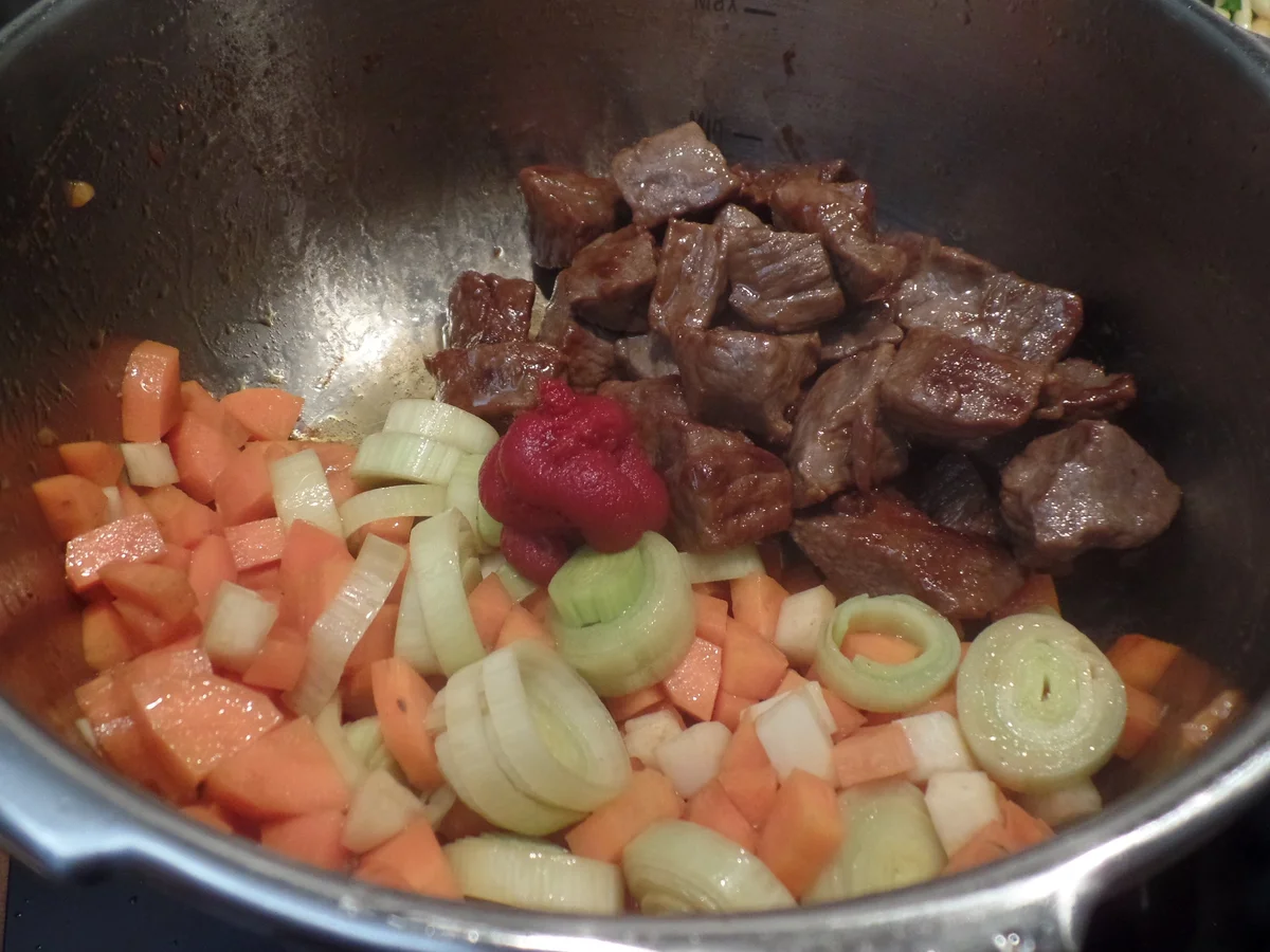 Rezept: Glühweingulasch mit Petersilienspätzle Bild Nr. 15265 Glühweingulasch mit Petersilienspätzle - Rezept - Bild Nr. 15265