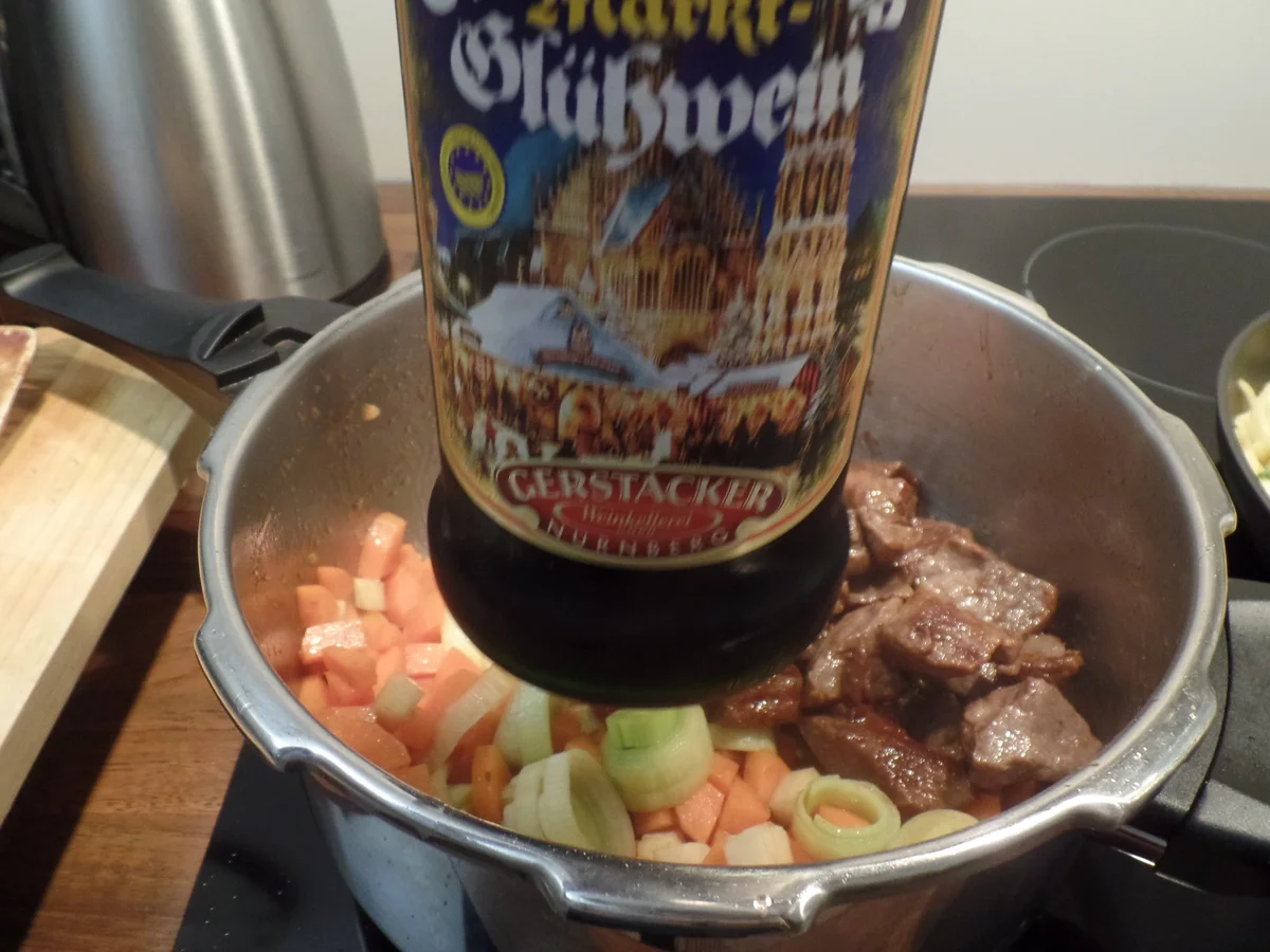 Rezept: Glühweingulasch mit Petersilienspätzle Bild Nr. 15266 Glühweingulasch mit Petersilienspätzle - Rezept - Bild Nr. 15266