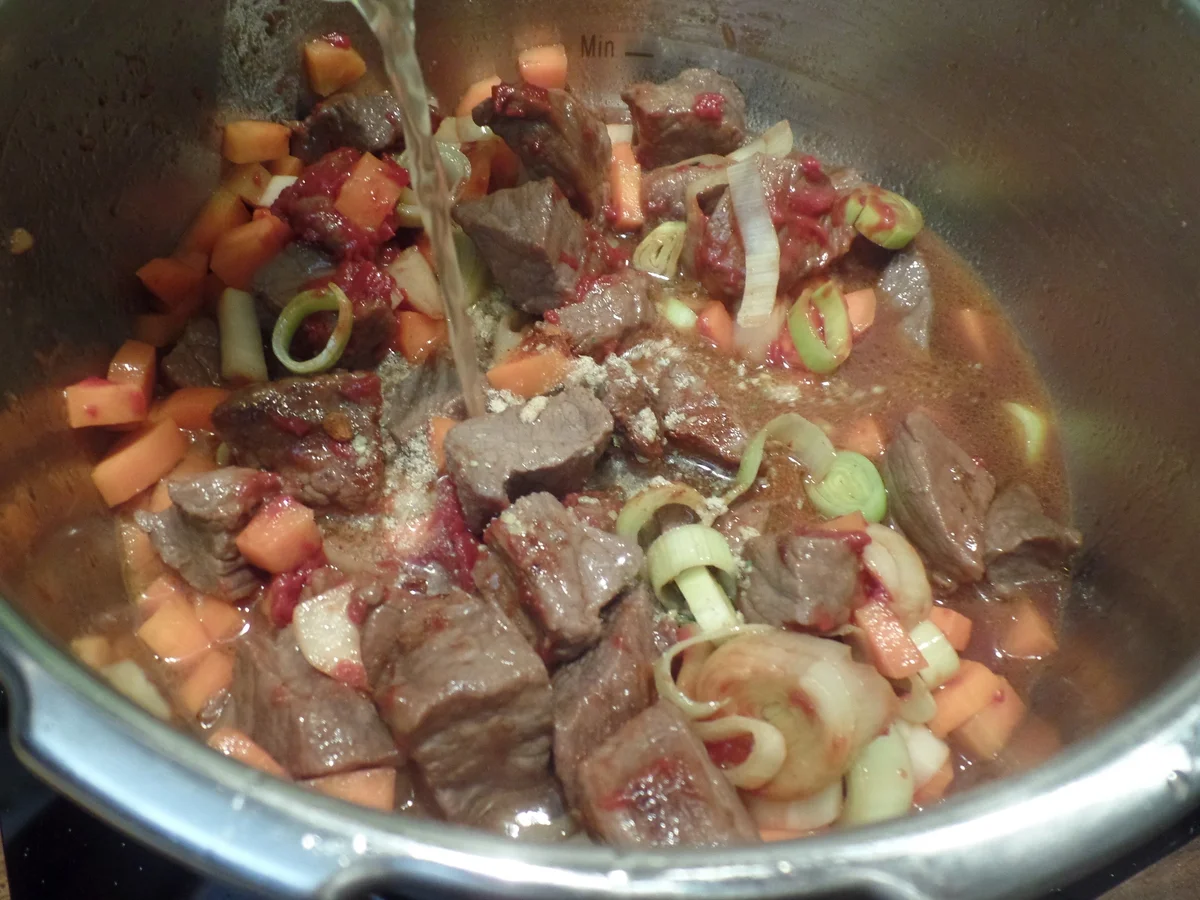 Rezept: Glühweingulasch mit Petersilienspätzle Bild Nr. 15267 Glühweingulasch mit Petersilienspätzle - Rezept - Bild Nr. 15267