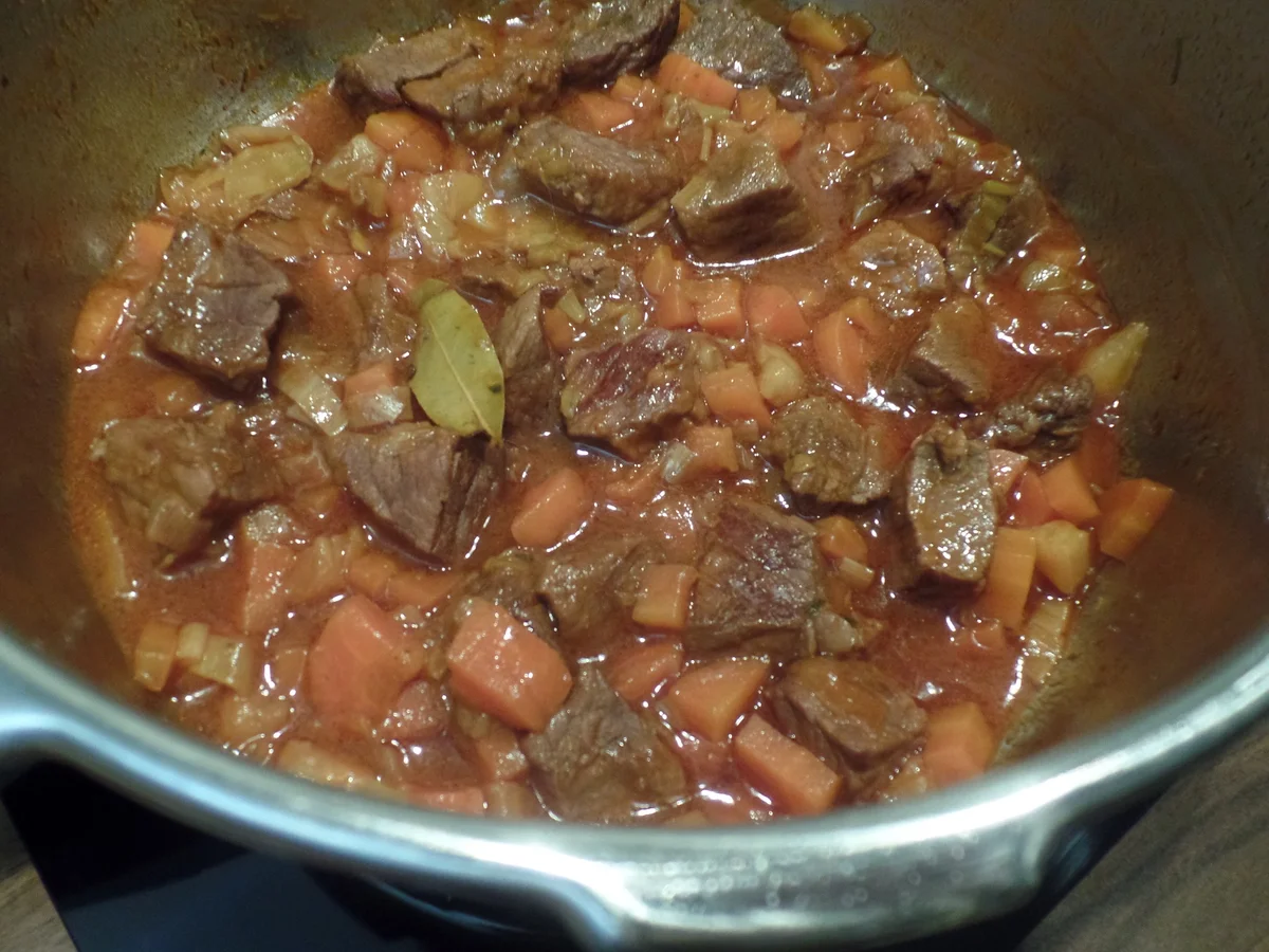 Rezept: Glühweingulasch mit Petersilienspätzle Bild Nr. 15269 Glühweingulasch mit Petersilienspätzle - Rezept - Bild Nr. 15269