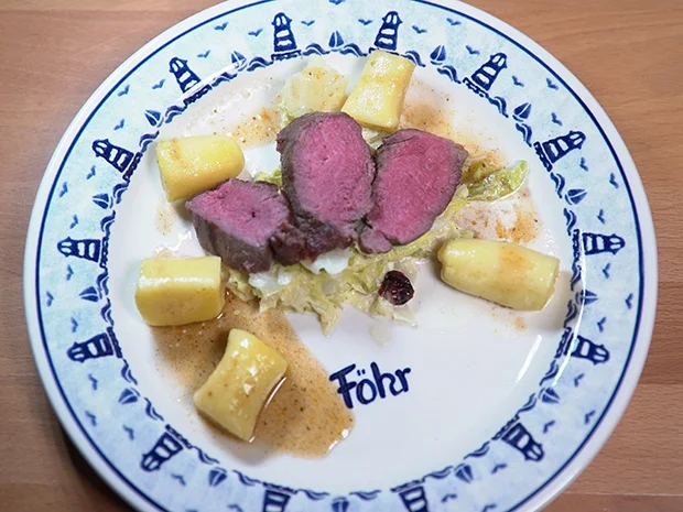 Rehrücken  auf  Rahmwirsing  mit  Cranberry  und Kartoffelgnocchi - Rezept - Bild Nr. 2