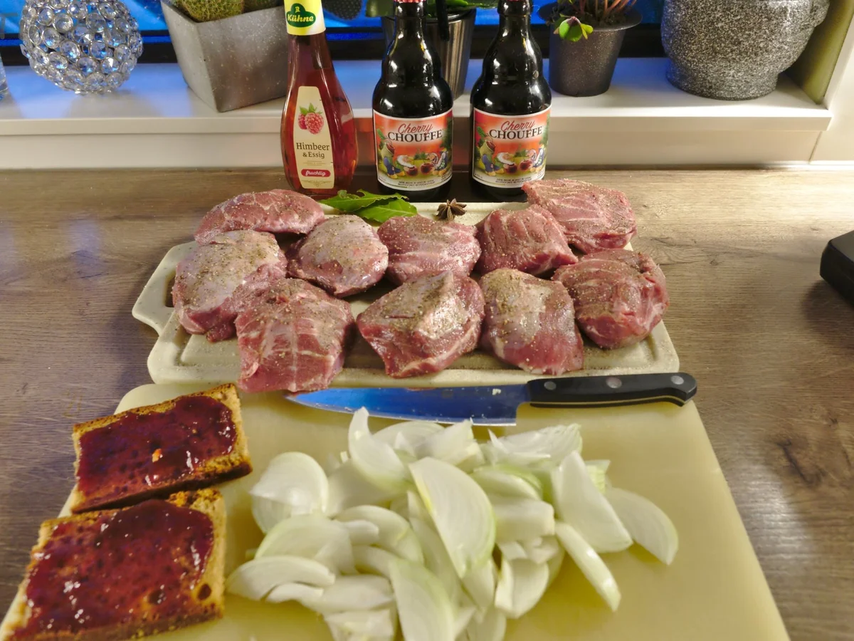 Schweinebäckchen zart geschmort in belgischer Kriek-Biersoße - Rezept - Bild Nr. 3
