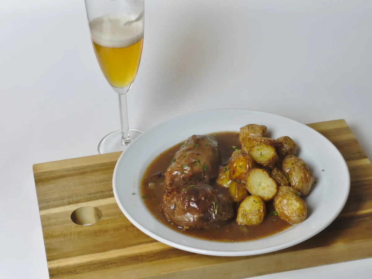 Schweinebäckchen zart geschmort in belgischer Kriek-Biersoße - Rezept - Bild Nr. 5