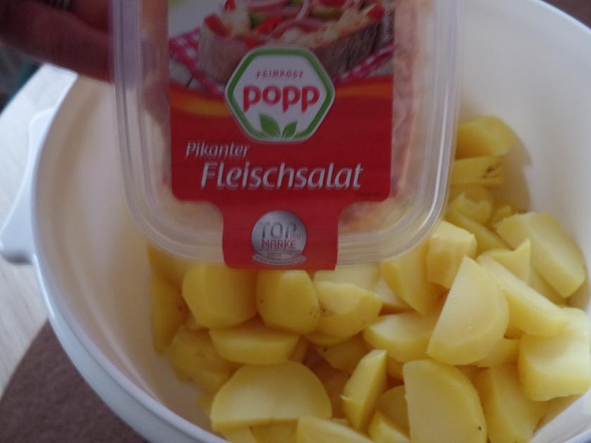 Pikanter-Kartoffelsalat mit Würstchen - Rezept - kochbar.de