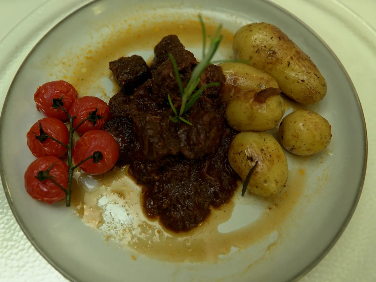 Duett aus Ungarisch angerichtetem Weidering mit Erdäpfeln - Rezept - Bild Nr. 15295