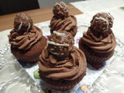 Schokoladen-Muffins mit Schokosahne und on Top eine Praline - Rezept - Bild Nr. 15296
