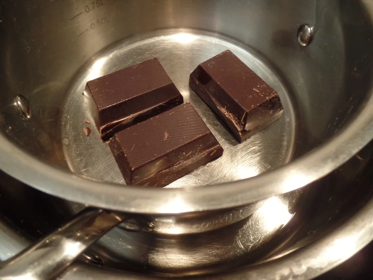 Rezept: Schokoladen-Muffins mit Schokosahne und on Top eine Praline Bild Nr. 15297 Schokoladen-Muffins mit Schokosahne und on Top eine Praline - Rezept - Bild Nr. 15297