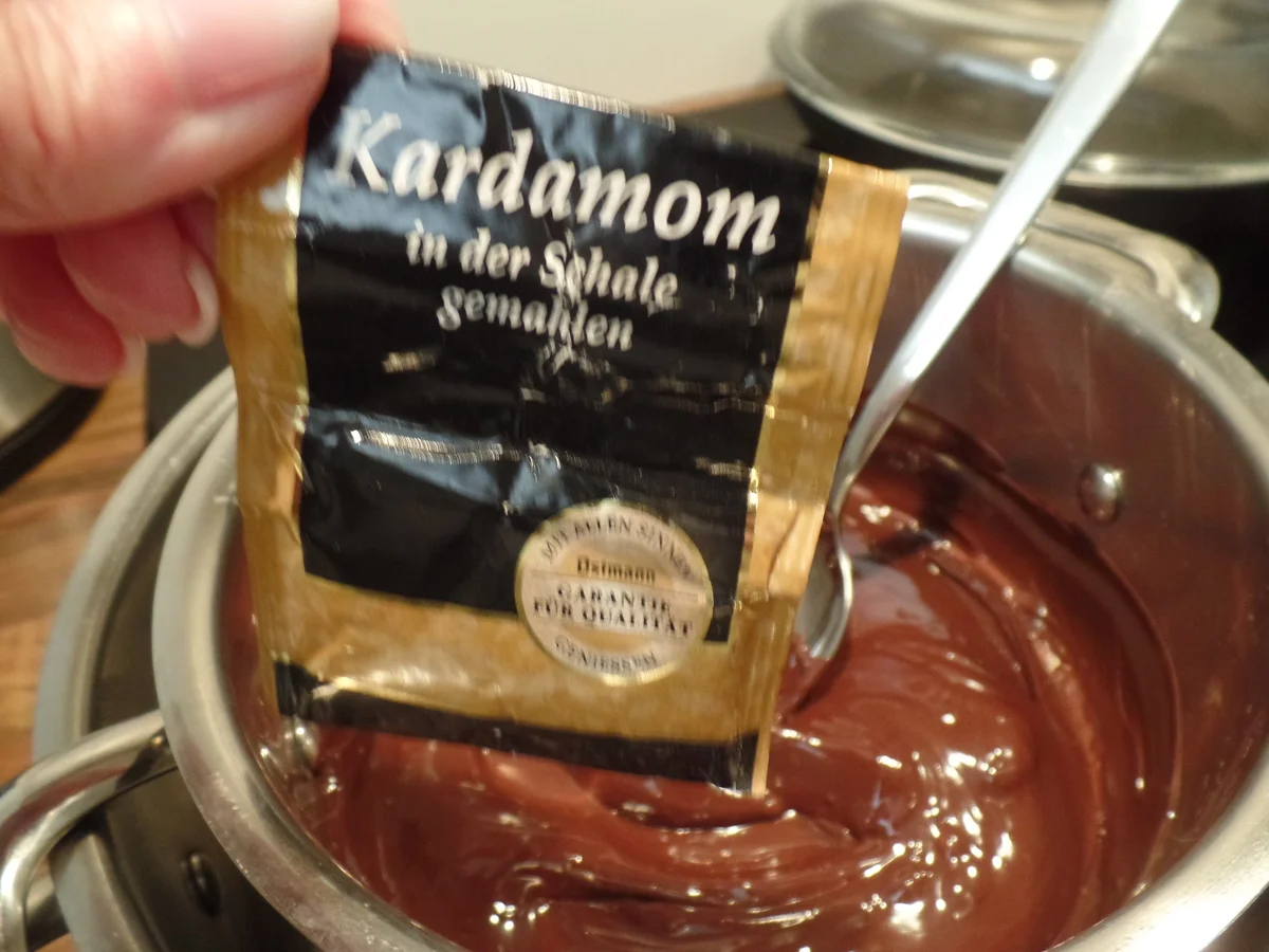 Rezept: Schokoladen-Muffins mit Schokosahne und on Top eine Praline Bild Nr. 15299 Schokoladen-Muffins mit Schokosahne und on Top eine Praline - Rezept - Bild Nr. 15299