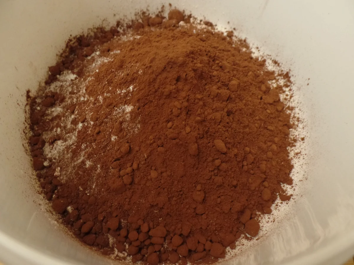 Rezept: Schokoladen-Muffins mit Schokosahne und on Top eine Praline Bild Nr. 15304 Schokoladen-Muffins mit Schokosahne und on Top eine Praline - Rezept - Bild Nr. 15304