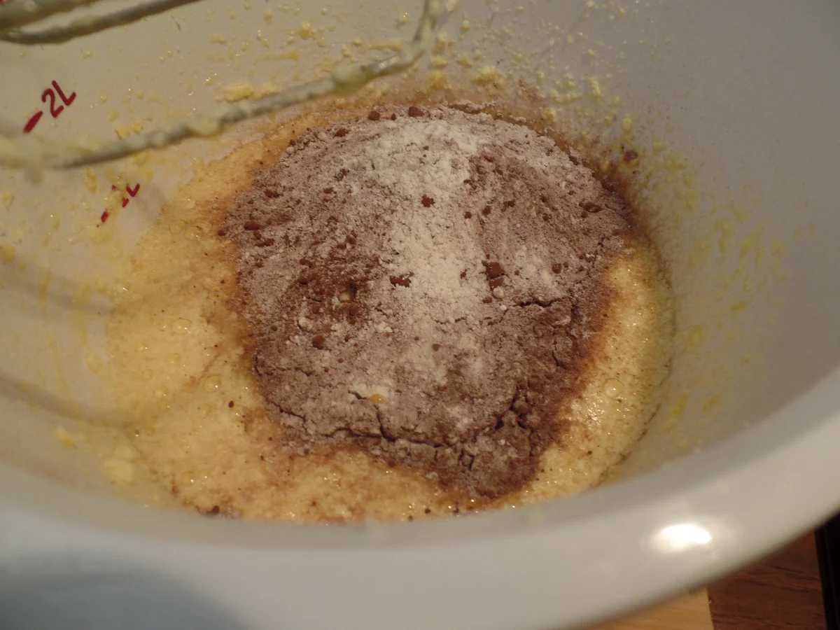 Rezept: Schokoladen-Muffins mit Schokosahne und on Top eine Praline Bild Nr. 15305 Schokoladen-Muffins mit Schokosahne und on Top eine Praline - Rezept - Bild Nr. 15305