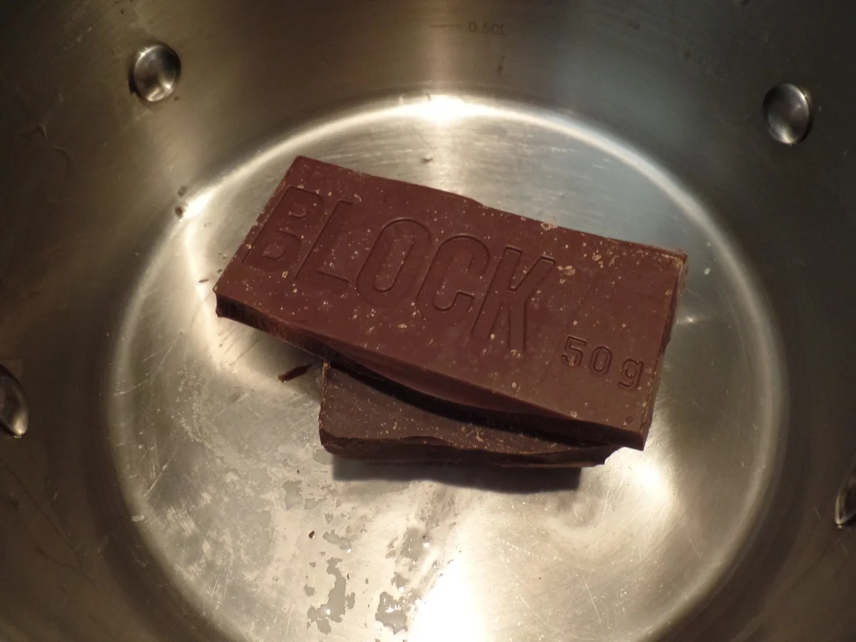 Rezept: Schokoladen-Muffins mit Schokosahne und on Top eine Praline Bild Nr. 15306 Schokoladen-Muffins mit Schokosahne und on Top eine Praline - Rezept - Bild Nr. 15306