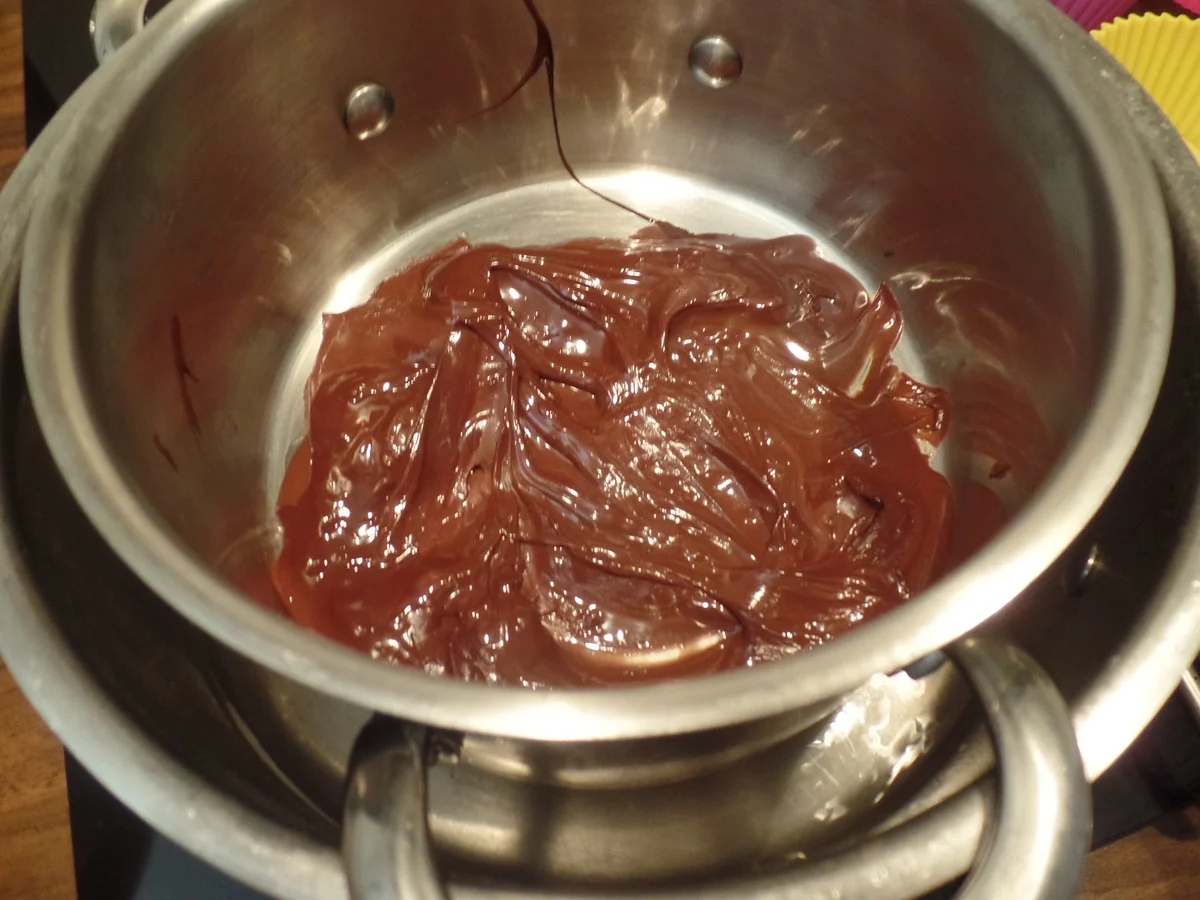 Rezept: Schokoladen-Muffins mit Schokosahne und on Top eine Praline Bild Nr. 15307 Schokoladen-Muffins mit Schokosahne und on Top eine Praline - Rezept - Bild Nr. 15307