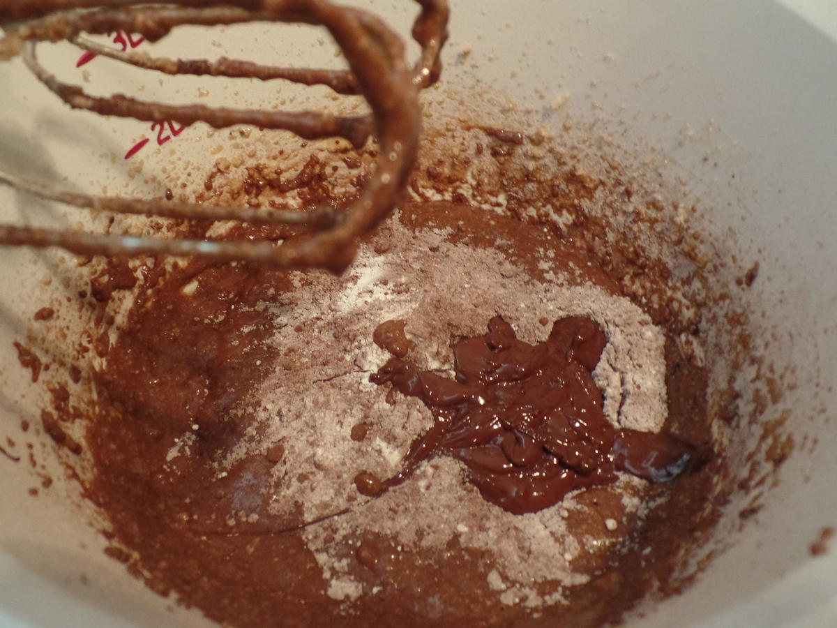 Schokoladen-Muffins mit Schokosahne und on Top eine Praline - Rezept - Bild Nr. 15308