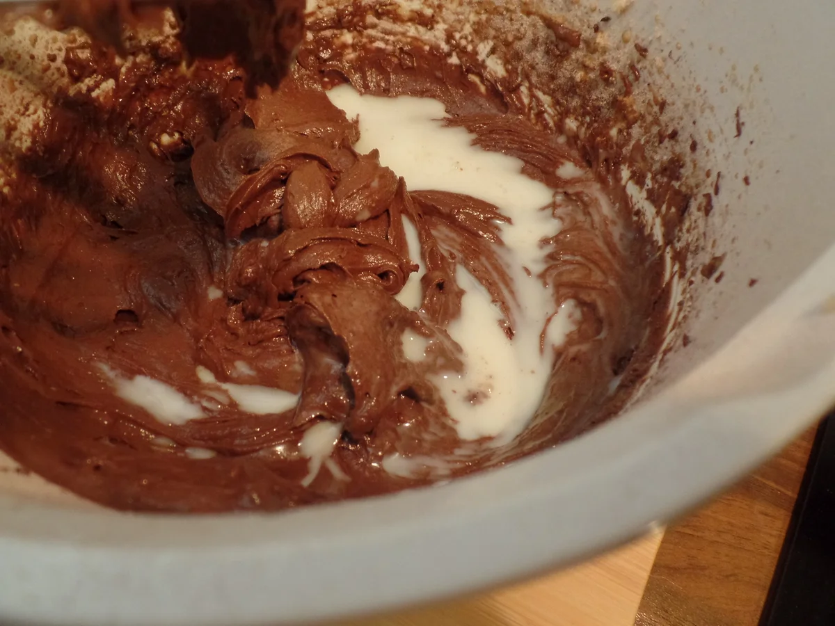 Rezept: Schokoladen-Muffins mit Schokosahne und on Top eine Praline Bild Nr. 15309 Schokoladen-Muffins mit Schokosahne und on Top eine Praline - Rezept - Bild Nr. 15309