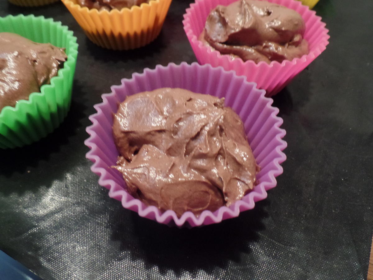 Schokoladen-Muffins mit Schokosahne und on Top eine Praline - Rezept - Bild Nr. 15310