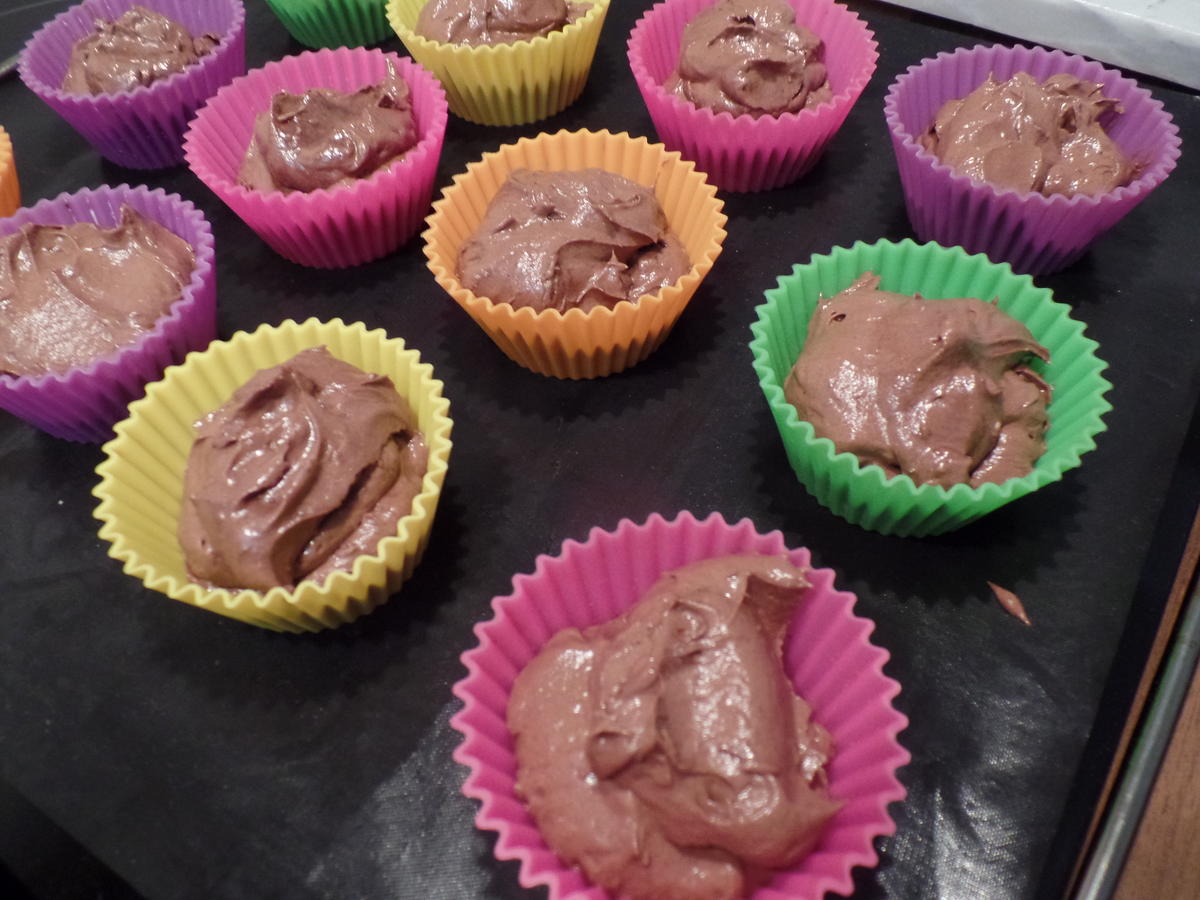 Schokoladen-Muffins mit Schokosahne und on Top eine Praline - Rezept - Bild Nr. 15311