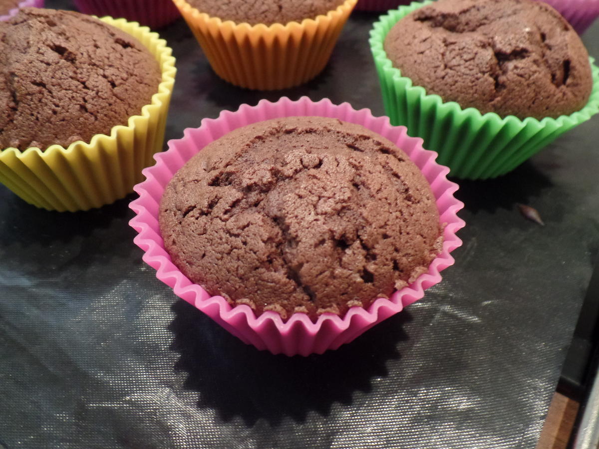Schokoladen-Muffins mit Schokosahne und on Top eine Praline - Rezept - Bild Nr. 15312