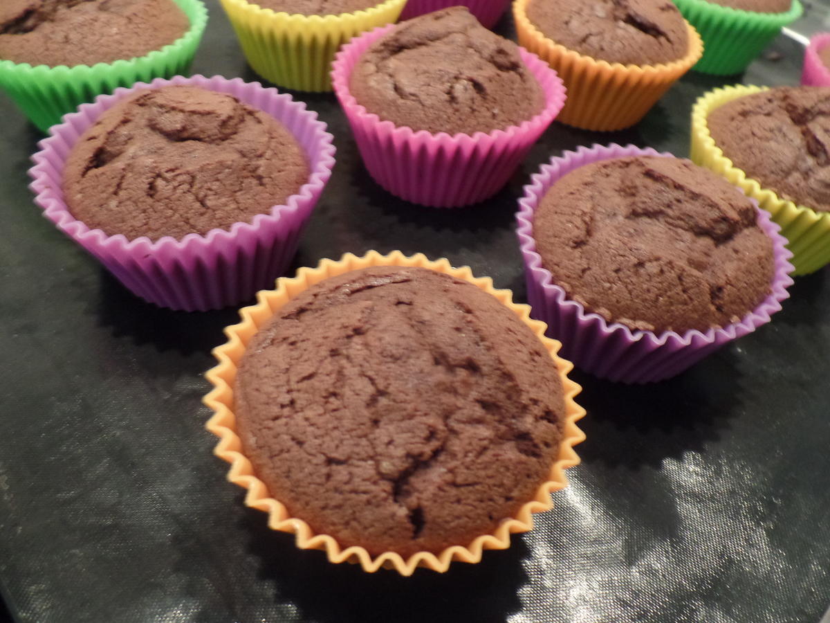 Schokoladen-Muffins mit Schokosahne und on Top eine Praline - Rezept - Bild Nr. 15313