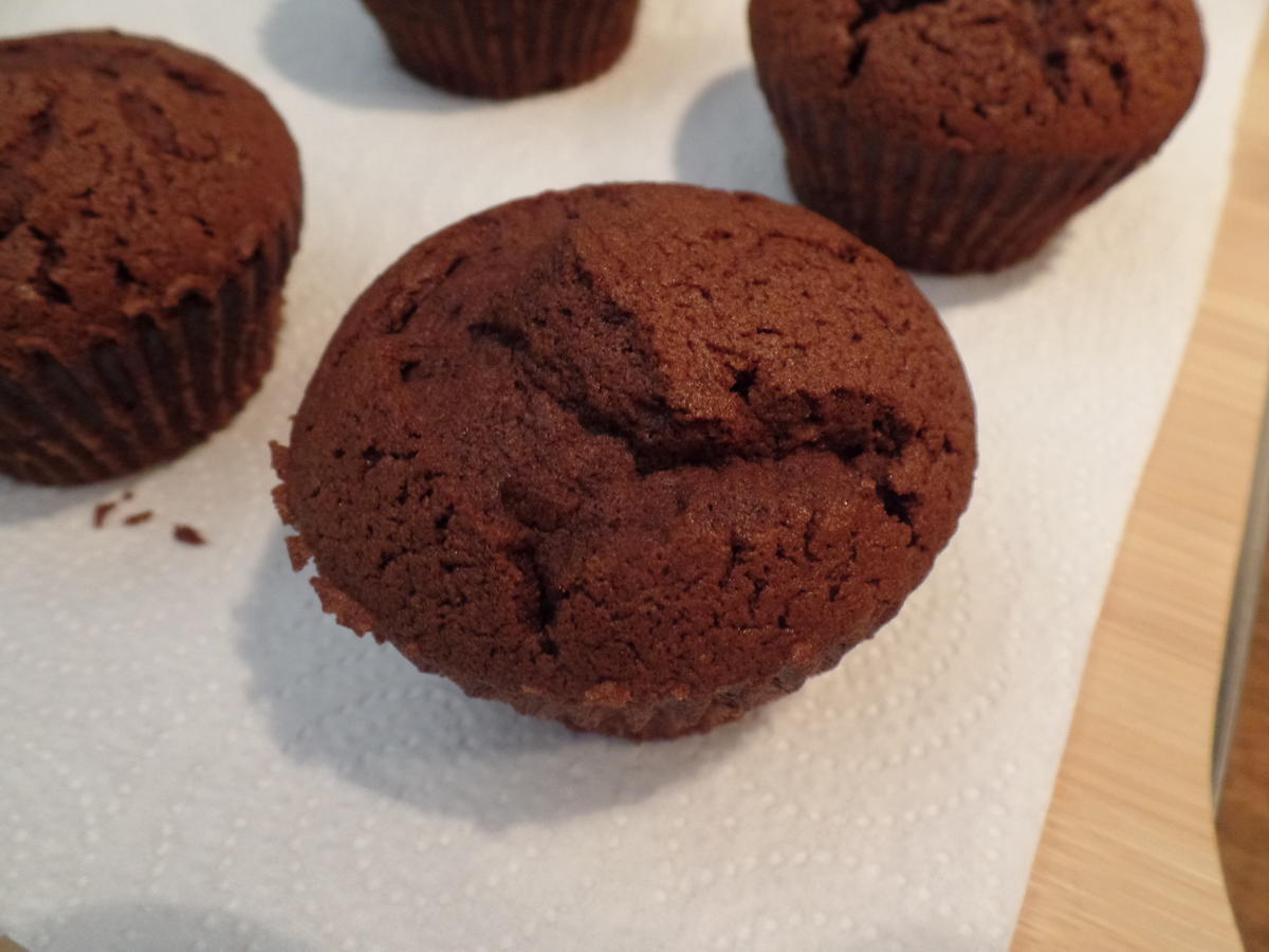 Schokoladen-Muffins mit Schokosahne und on Top eine Praline - Rezept - Bild Nr. 15314