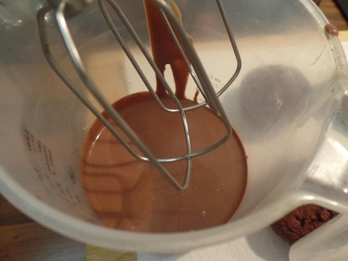 Schokoladen-Muffins mit Schokosahne und on Top eine Praline - Rezept - Bild Nr. 15315