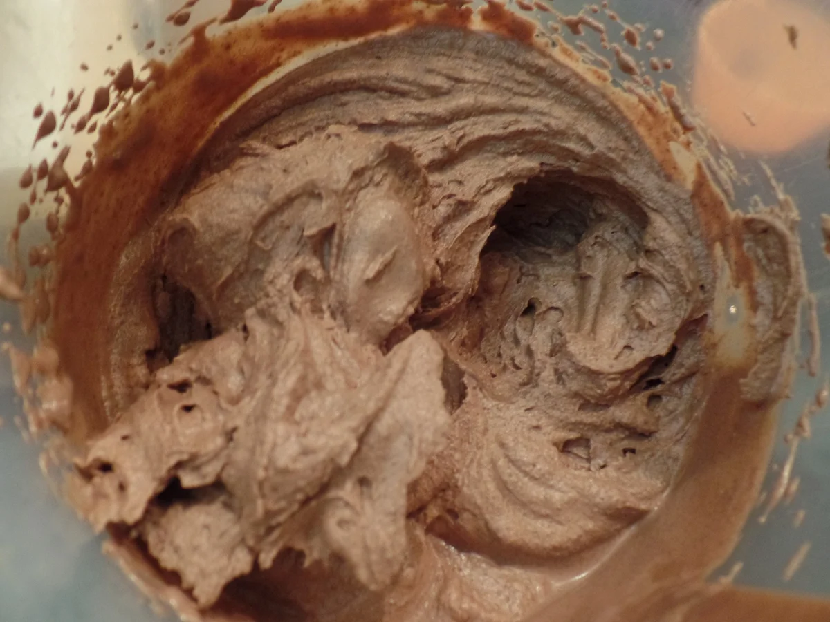 Rezept: Schokoladen-Muffins mit Schokosahne und on Top eine Praline Bild Nr. 15316 Schokoladen-Muffins mit Schokosahne und on Top eine Praline - Rezept - Bild Nr. 15316