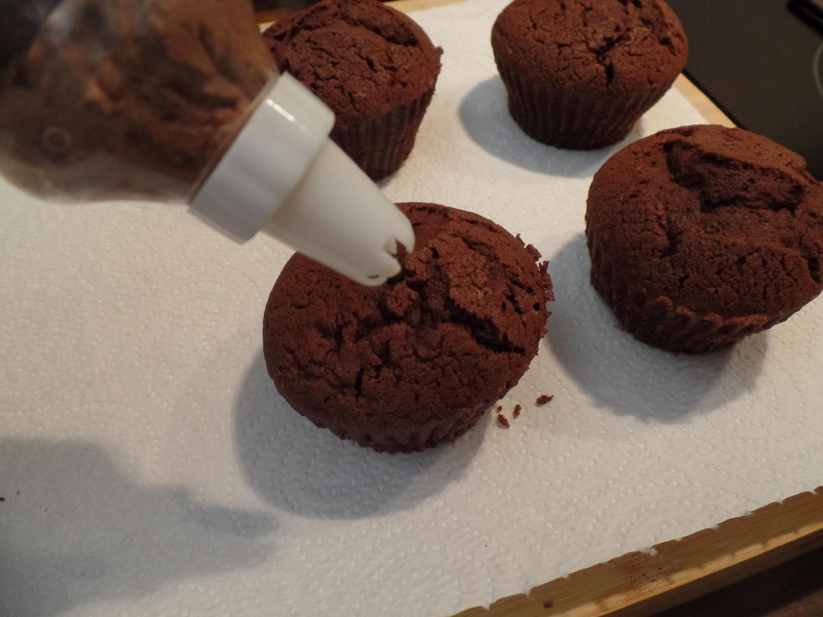 Schokoladen-Muffins mit Schokosahne und on Top eine Praline - Rezept - Bild Nr. 15317