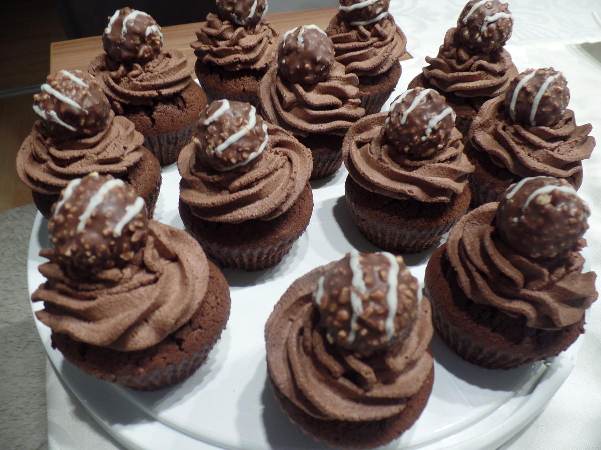Schokoladen-Muffins mit Schokosahne und on Top eine Praline - Rezept - Bild Nr. 15318