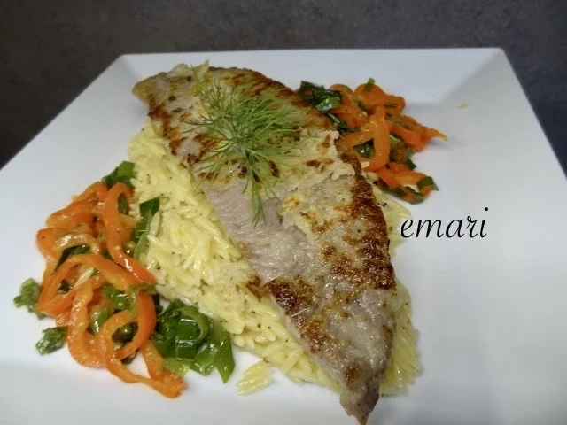 Rezept: gebratenes Welsfilet auf Zitronen - Nudelreis mit kleiner Gemüsebeilage Bild Nr. 15315 gebratenes Welsfilet auf Zitronen - Nudelreis mit kleiner Gemüsebeilage - Rezept - Bild Nr. 15315