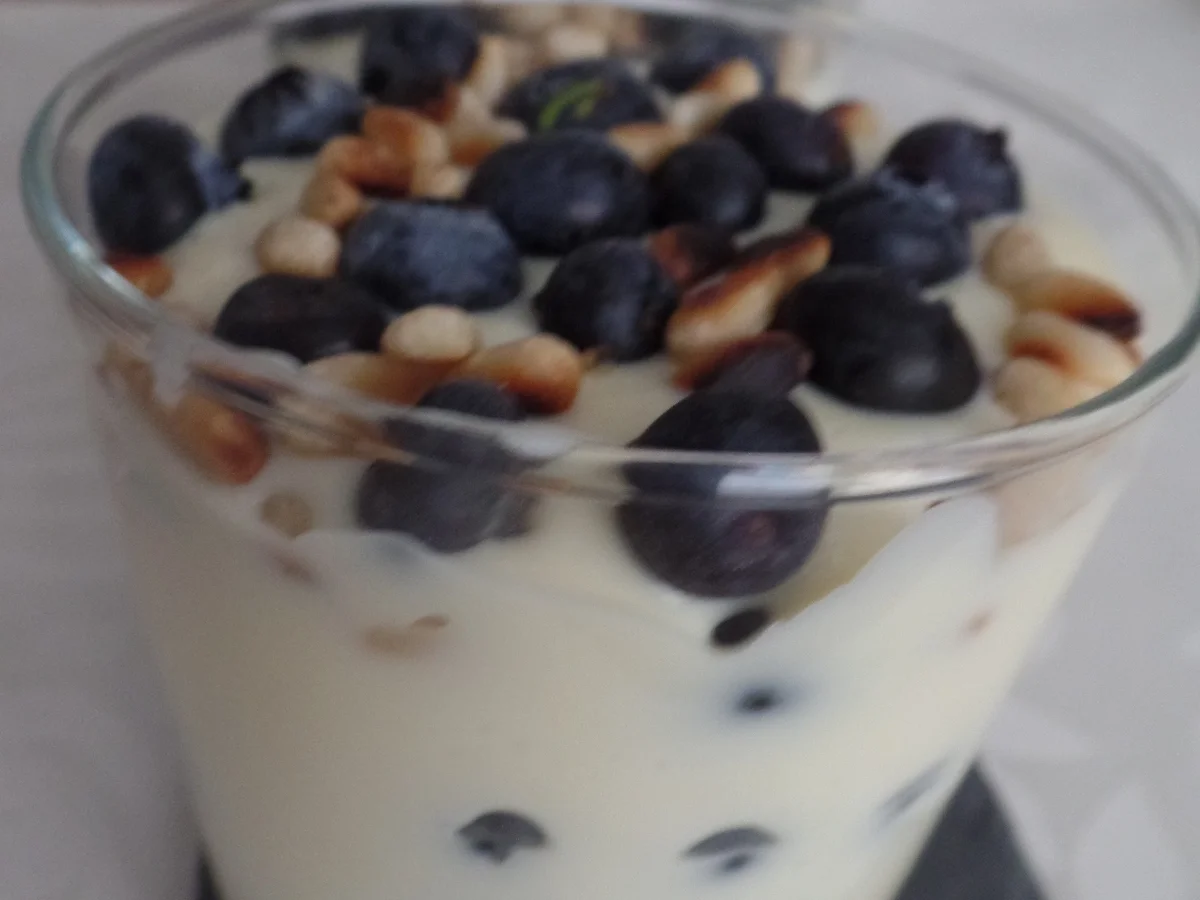 Vanille-Mascarpone-Pudding mit Heidelbeeren und Pinienkernen - Rezept - Bild Nr. 15296