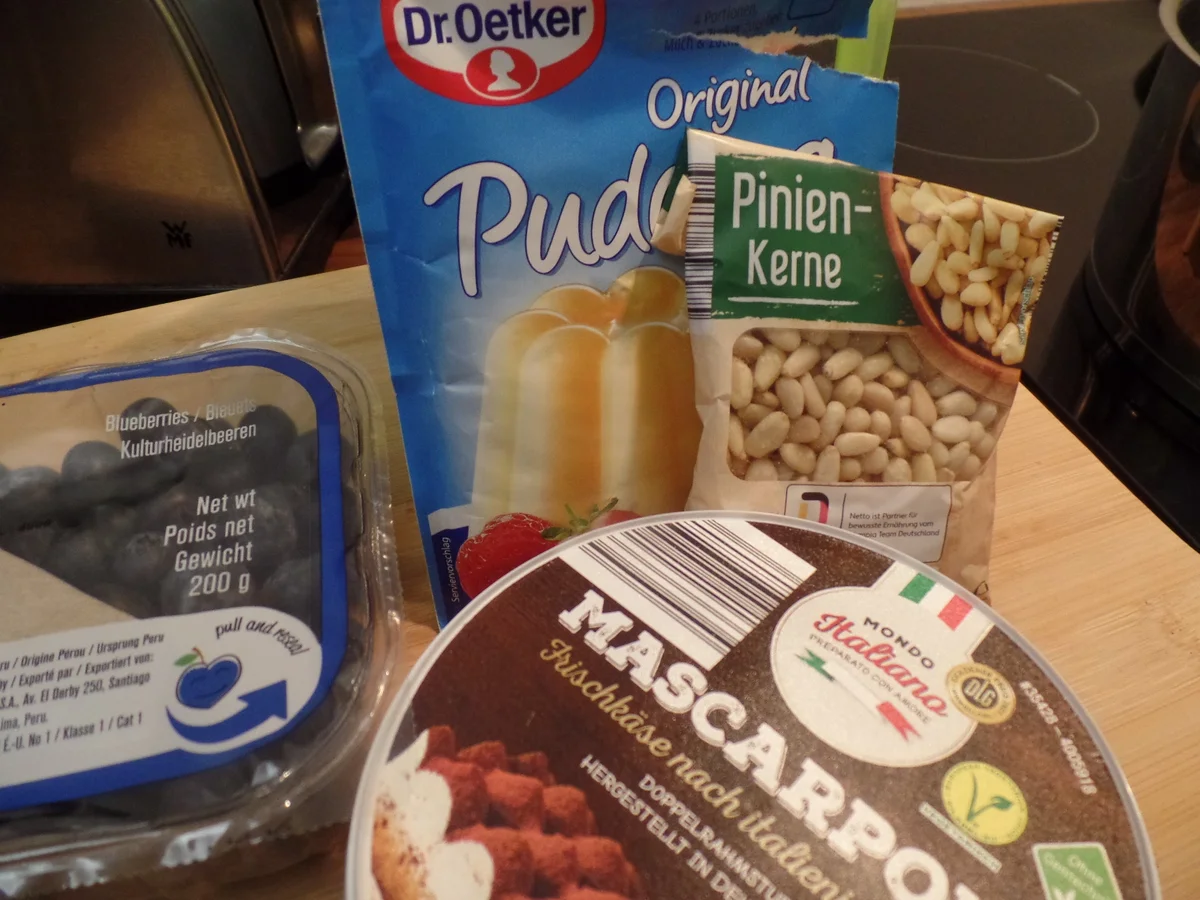 Vanille-Mascarpone-Pudding mit Heidelbeeren und Pinienkernen - Rezept - Bild Nr. 15297